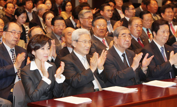 나경원 한나라당 서울시장 후보가 12일 오후 서울 중구 프레스센터에서 보수 시민단체인 복지포퓰리즘추방국민운동본부가 마련한 ‘8·24 서울시민의 밤’에 참석해, 박수를 치고 있다. 강창광 기자 <A href="mailto:chang@hani.co.kr">chang@hani.co.kr</A>