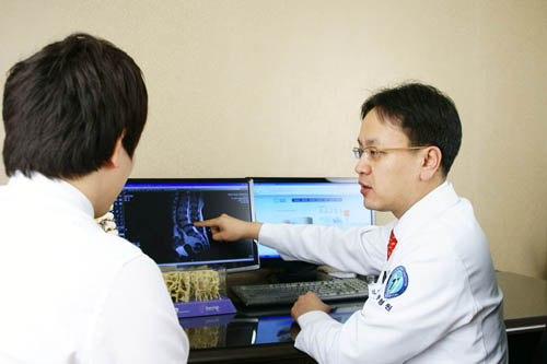 김영근원장의 진료 이미지. 자료 제공 : 은평튼튼병원