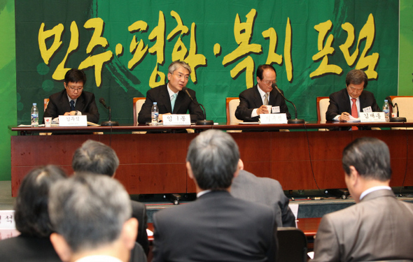 헌법학자인 임지봉 서강대 교수(왼쪽 둘째)가 19일 오전 서울 중구 태평로 한국언론회관에서 열린 ‘5·16 쿠데타 50년’ 학술대회에서 유신헌법의 위법성을 지적하는 기조발표를 하고 있다. 박종식 기자 anaki@hani.co.kr