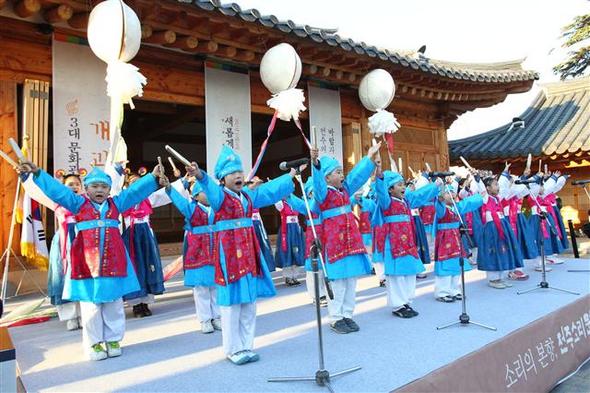 지난 18일 전북 전주 한옥마을 소리문화관에서 열린 전주 3대 문화관 개관식에서 한복을 입은 전주중앙초등학교 학생들이 합죽선을 든 채 판소리 공연을 하고 있다.  전주시 제공