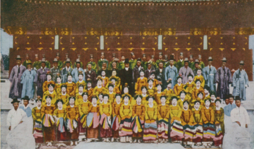 1902년 궁궐의 관기들과 관인들이 덕수궁에서 연회를 마치고 찍은 사진. 이 관기들이 주축이 되어 1907년 자선음악회를 열었다. 국립민속박물관 제공