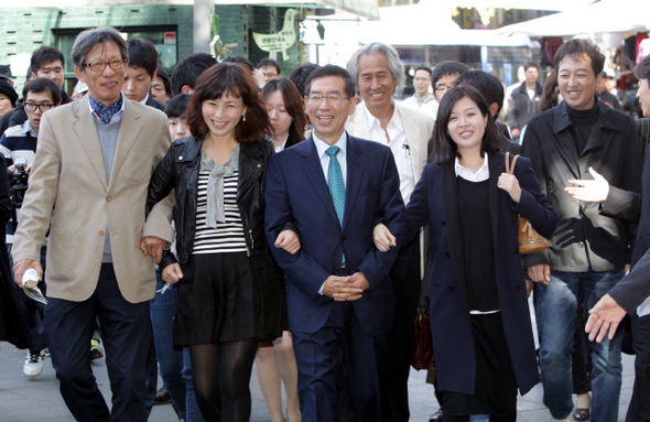 박원순 서울시장 범야권단일후보 멘토단원들이 20일 오후 서울 종로구 인사동길을 박 후보와 함께 걷고 있다. 왼쪽부터 유홍준 명지대 교수, 공지영 소설가, 박 후보, 박재동 화백, 김여진 배우, 금태섭 변호사. 강창광 기자 chang@hani.co.kr