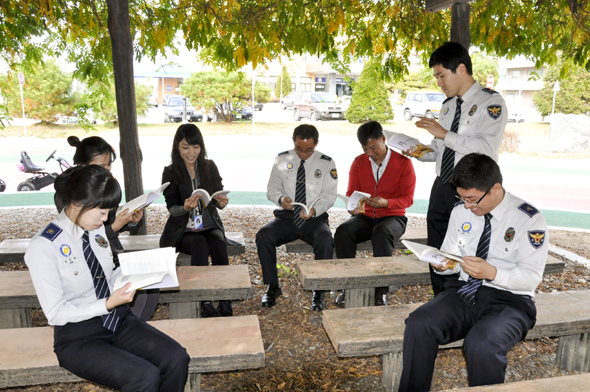 충북 음성경찰서 직원들이 20일 시집 <시와 함께하는 음성 경찰>을 보며 즐거워하고 있다. 충북 음성경찰서 제공