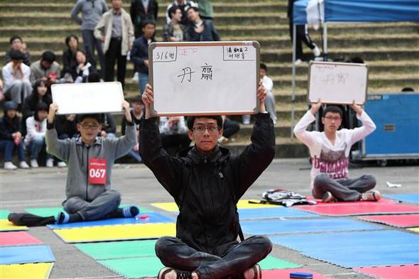 단재문화예술제전의 하나로 지난해 10월 청주 서원대에서 열린 단재역사퀴즈 대회에서 한 학생이 단재의 호를 한자로 쓴 답을 들고 있다.  단재문화예술제전추진위원회 제공
