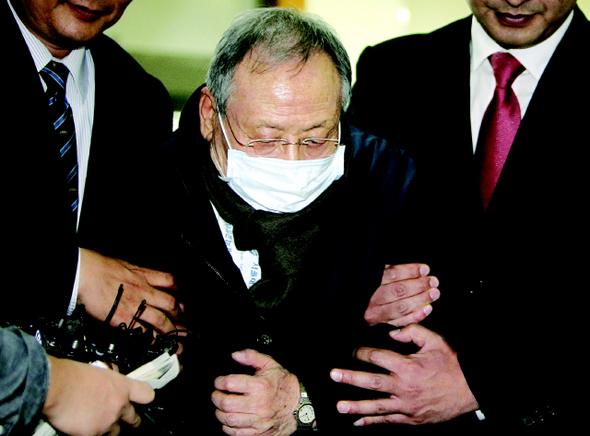 &raquo; 이윤재 회장이 청부폭행 사주 등의 혐의로 지난 10월10일 오후 서울 강남경찰서에 소환되고 있다. 한겨레 신소영
