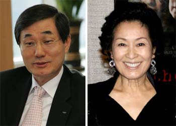 이재경(왼쪽) 두산 부회장과 배우 김혜자(오른쪽)씨