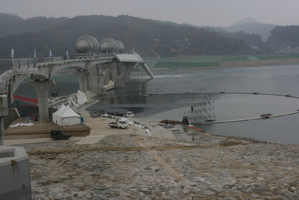 이명박 대통령이 참석해 4대강 사업 그랜드 오픈 행사가 치러진 경기도 여주군 대신면 이포보. 고운 모래가 깔렸던 강변을 콘크리트와 돌로 만든 온갖 인공 구조물들이 뒤덮어 황량하기 짝이 없다. 보 위에는 생명을 상징하는 백조 알 모양의 거대한 조형물이 올라 앉았지만, 습지와 나무 군락이 사라진 강에는 정작 살아 있는 철새나 알은 발견하기 어렵게 됐다.   김기성 기자 <A href="mailto:player009@hani.co.kr">player009@hani.co.kr</A>