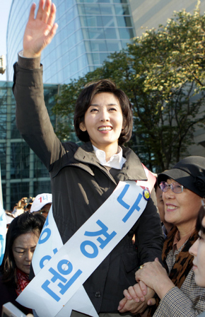 나경원 한나라당 서울시장 후보가 25일 오후 서울 광진구 건대입구역 네거리 앞에서 지지를 호소하며 손을 흔들고 있다.  강창광 기자 chang@hani.co.kr