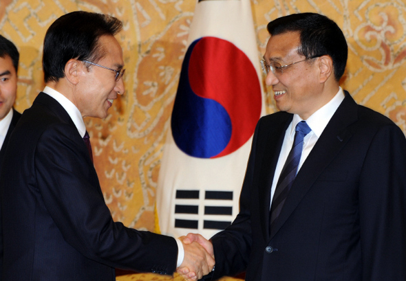 이명박 대통령이 26일 오후 청와대를 방문한 리커창 중국 상무부총리와 악수하고 있다.  청와대사진기자단