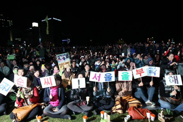박원순 서울시장의 당선을 축하하기 위해 27일 새벽 서울 중구 태평로 서울광장에 모인 지지자들이 손팻말을 들어 올리고 있다.  류우종 기자 wjryu@hani.co.kr