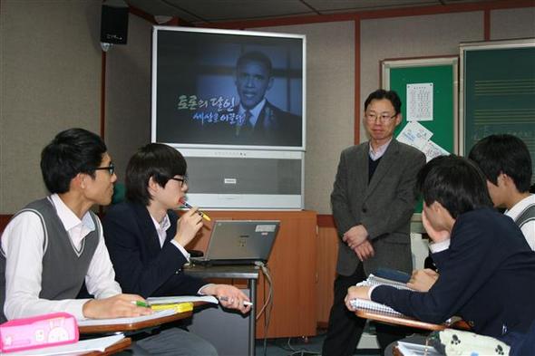 지난 10월26일 경기도 고양시 일산 백석고 학생들이 방과후학교 수업의 하나로 디베이트를 벌이고 있다.   정종법 최화진 기자