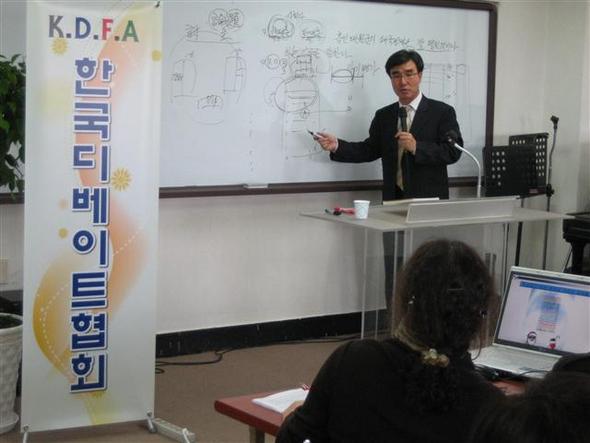 지난 22일 서울 마포구 연남동 ‘한국디베이트협회’ 사무실에서 황연성 교사가 디베이트 코치들에게 강의하고 있다.
