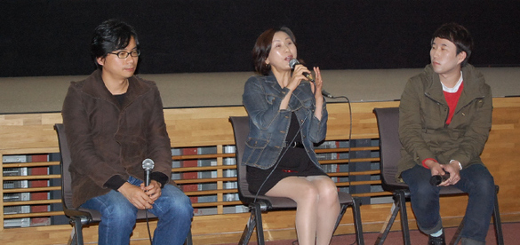 29일 한국영상자료원에서 배리어 프리 버전 영화 <블라인드>를 상영한 뒤 관객과 대화하는 안상훈 감독과, 음성 해설을 맡은 성우 서혜정씨(왼쪽부터).