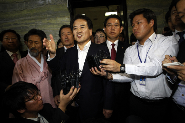 Main opposition Democratic Party Supreme Council member Chung Dong-young holds a press conference at the National Assembly after blocking the ruling Grand National Party’s railroading of the KORUS FTA ratification motion, Oct. 31.
(Photo by Kim Myoung-jin)　