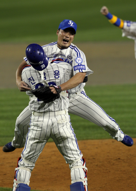 삼성 오승환(오른쪽)이 2011 한국시리즈 5차전에서 1-0 승리를 지켜내며 우승을 확정지은 뒤 포수 진갑용과 함께 얼싸안으며 기쁨을 나누고 있다.이종근 기자