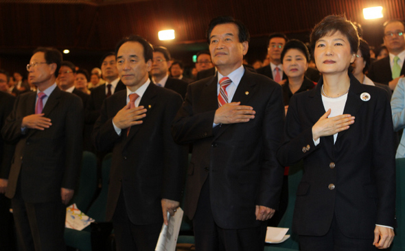 박근혜 전 한나라당 대표가 1일 오전 ‘국민 중심의 한국형 고용복지 모형 구축’이란 주제로 국회도서관 대강당에서 열린 정책토론회에 참석해 국민의례를 하고 있다.  강창광 기자 chang@hani.co.kr