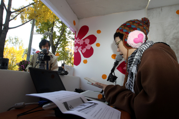 한진중공업 정리해고 철회를 촉구하며 김진숙 전국민주노동조합총연맹 부산본부 지도위원이 한진중공업 부산 영도조선소 선박크레인에서 고공농성을 벌인 지 300일째를 맞은 1일 낮 서울 용산구 갈월동 한진중공업 본사 앞에서 지구지역행동네트워크 나영 활동가가 ‘야만의 시대, 희망의 라디오 볼륨을 높여라’라는 주제로 라디오 인터넷 생방송을 진행하고 있다. 이정아 기자 <A href="mailto:leej@hani.co.kr">leej@hani.co.kr</A>