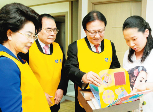  박근희 삼성생명 사장은 지난 31일 이어령 세살마을연구원 고문·이길여 가천대 총장과 함께 37살에 둘째 아이를 낳은 이성은씨 가정을 찾아 육아용품을 증정했다.