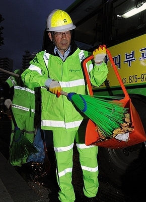박원순 서울시장이 2일 새벽 6시께 서울 관악구 신림본동에서 형광색 환경미화원 유니폼으로 갈아입고 헬멧을 눌러쓴 뒤, 환경미화원들과 함께 동네 곳곳을 돌며 쓰레기 수거와 거리 청소를 하고 있다.  서울시 제공