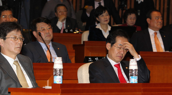 홍준표 한나라당 대표가 3일 오후 국회에서 열린 의원총회에서 굳은 표정으로 얼굴을 만지고 있다.  이정우 선임기자 woo@hani.co.kr