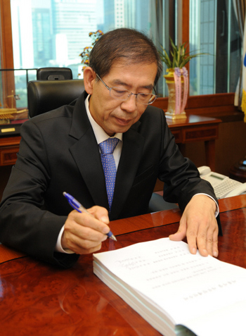 &raquo; 박원순 서울시장이 지난 10월27일 서울시청에 처음 출근해 집무실에서 업무를 보고 있다. 사진공동취재단 