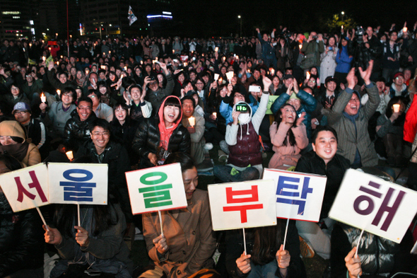 &raquo; 서울시장 보궐선거 투표가 끝난 10월26일 밤 박원순 야권 단일후보를 지지하는 20~30대 젊은이들이 서울광장에서 개표 방송을 보며 환호하고 있다. <한겨레21> 박승화 