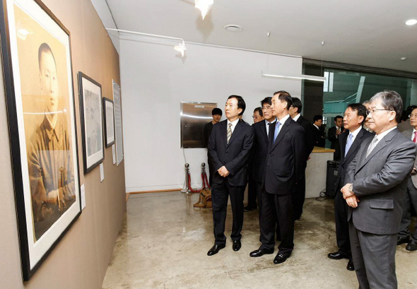 이철 총장(오른쪽)을 비롯한 울산대 관계자들이 ‘아산 정주영 추모사진전’을 둘러보고 있다.  울산대 제공