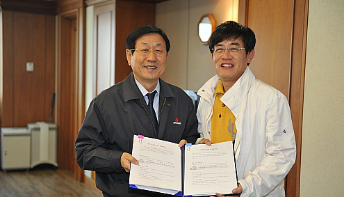 개그맨 이경규(오른쪽)와 한국야쿠르트 사장 양기락(왼쪽)