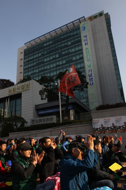 오는 18일 농협중앙회 차기 회장 선거를 앞두고 전국농협노동자 결의대회가 13일 오후 서울 중구 서소문 농협중앙회 앞에서 열려, 참가자들이 농협법 전면 재개정과 최원병 현 회장 퇴진을 요구하고 있다.
 이정아 기자 leej@hani.co.kr