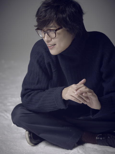 유학 시절 별명에서 이름을 딴 겨울 앨범 <김동률>(kimdongrYULE)을 발표한 가수 김동률. 그는 “가요의 황금기인 90년대 음악을 재현한 앨범”이라고 말했다.