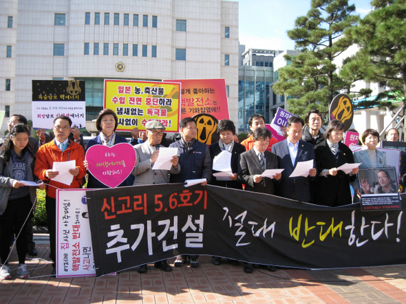  ‘핵발전소 수명연장과 신규설치 반대 울산시민공동행동’은 15일 울산시청 앞에서 릴레이 1인시위 50일을 기념해 기자회견을 열었다. 신동명 기자 <A href="mailto:tms13@hani.co.kr">tms13@hani.co.kr</A> 