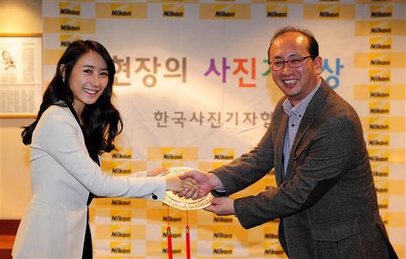가수 장희영(왼쪽)씨가 15일 한국사진기자협회 김정근 회장으로부터 홍보대사 위촉패를 받고 있다. 장씨는 한국방송2티브이의 드라마 <오작교형제들>의 주제곡 ‘바라봐요’를 불렀다.
