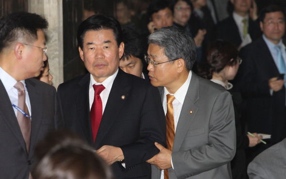 민주당 김진표 원내대표(가운데)와 김동철 의원(오른쪽) 등이 16일 오후 한-미 자유무역협정 비준동의와 관련한 이명박 대통령의 제안 수용 여부를 논의하기 위해 국회에서 열린 긴급 의원총회가 끝난 뒤 회의장을 나서고 있다.  이정우 선임기자 woo@hani.co.kr