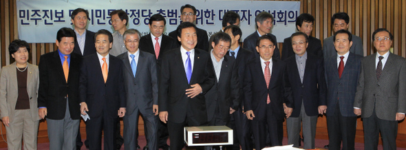 민주당, ‘혁신과 통합’, 한국노총, 복지국가소사이어티, 진보통합시민회의 대표자들과 창조한국당 일부 의원 등이 20일 국회에서 열린 ‘민주진보통합정당 건설을 위한 대표자 연석회의’에 앞서 손을 맞잡은 채 기념사진을 찍은 뒤 자리로 향하고 있다. 앞줄 왼쪽부터 민주당 조배숙 최고위원, 김진표 원내대표, 정동영 최고위원, 문재인 ‘혁신과 통합’ 상임대표, 손학규 민주당 대표, 이용득 한국노총 위원장, 최병모 복지국가소사이어티 공동대표, 이해찬 전 총리, 정세균 민주당 최고위원, 송영오 전 창조한국당 대표.  이정우 선임기자 woo@hani.co.kr
