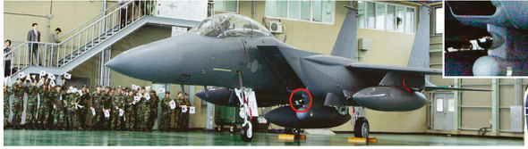 F-15K 3호기가 2005년 10월 경기도 성남시 서울공항에 착륙해 공군의 환영 속에 격납고로 넣어지고 있다. 붉은색 동그라미 안이 타이거 아이 모습(오른쪽 위 는 확대한 사진).  성남/이정아 기자 <A href=”mailto:leej@hani.co.kr”>leej@hani.co.kr</A>