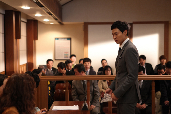 해결 가능성 10％ 미만의 강력 사건을 다루는 특수사건전담반의 활약을 그린 <텐>(오시엔·금 밤 12시·위 사진)과 뱀파이어를 주인공으로 내세운 판타지 수사물 <뱀파이어 검사>(오시엔·일 밤 11시·아래)