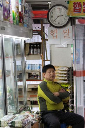 동네에서 작은 슈퍼마켓을 운영하는 나보희씨가 21일 오후 서울 중랑구 묵1동 자신의 가게에서 손님을 기다리고 있다.  김봉규 기자 bong9@hani.co.kr