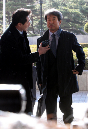 신재민 전 문화체육관광부 차관이 이국철 에스엘에스(SLS) 회장에게서 대가성 금품을 받은 혐의로 검찰조사를 받기 위해 21일 오전 서울 서초동 서울중앙지검에 출석하고 있다. 
 김태형 기자 xogud555@hani.co.kr