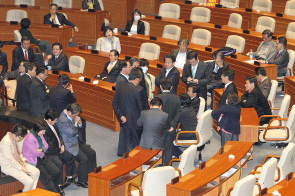 22일 오후 국회에서 한나라당이 한-미 자유무역협정 비준동의안을 강행처리한 뒤 민주당 의원들이 본회의장에 모여 향후 대책을 논의하고 있다.  이정우 선임기자 woo@hani.co.kr