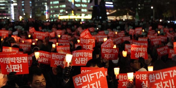 ‘한미FTA 비준 무효’를 요구하는 집회 참가자들. 신소영 기자