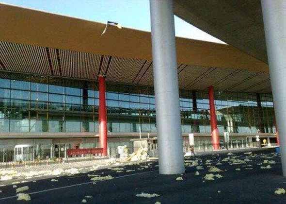지난해 12월10일 셔우두공항 3터미널 지붕이 강풍에 파손되면서, 공항 곳곳에 건축자재가 흩어져 있는 모습. <경화시보> 사이트 갈무리