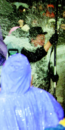 ‘한-미 자유무역협정(FTA) 반대 집회’에 참가한 시민들이 지난 23일 저녁 서울시청 앞 서울광장에서 경찰이 집회 해산을 위해 쏘는 물대포를 정면으로 맞고 있다.  신소영 기자 <A href=”mailto:viator@hani.co.kr”>viator@hani.co.kr</A>