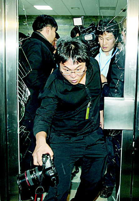 18대 국회가 들어서고 한 해도 쉬지 않고 ‘날치기’를 한 한나라당은 4년여 동안 논쟁해 왔던 한-미 자유무역협정(FTA) 비준동의안도 날치기로 처리했다. 특히 이번엔 본회의를 비공개로 진행해 언론의 취재를 막았다. 한나라당에서는 비공개 처리를 두고 “외신에서 대한민국 의회가 웃음거리가 되는 것을 막기 위한 것”이라고 해명했다. 그나마 야당의 한 당직자가 부순 문으로 기자들이 들어가면서 ‘웃음거리’ 취재가 가능했다.  김명진 기자 <A href="mailto:littleprince@hani.co.kr">littleprince@hani.co.kr</A>  