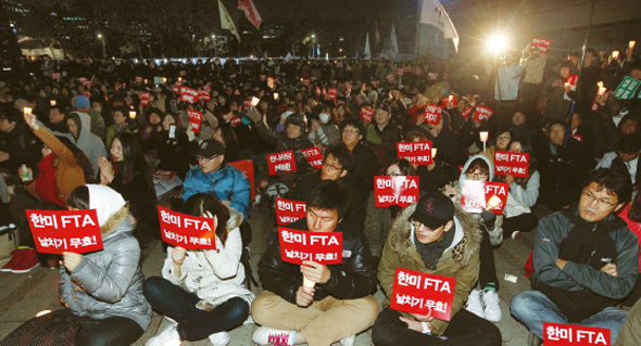 한-미 자유무역협정(FTA)에 반대하는 시민들이 25일 저녁 서울광장에서 열린 촛불집회에서 한-미 자유무역협정 날치기 처리 무효를 외치고 있다. 이명박 대통령은 오는 29일 협정 비준안에 서명할 예정이다. 김명진 기자 littleprince@hani.co.kr