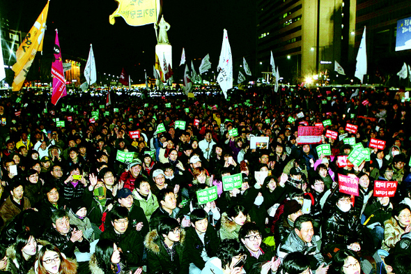 한-미 자유무역협정 비준안이 국회에서 통과된 이후 첫 주말인 26일 저녁 서울 광화문 일대에서 시민과 야당 국회의원, 시민사회단체 활동가들이 광화문 광장과 세종대로 네거리를 점거한 채 시위를 벌이고 있다.  강창광 기자 chang@hani.co.kr