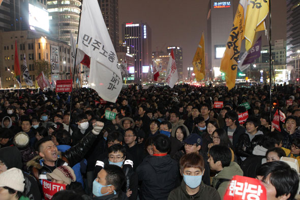 광화문광장 앞 세종로 사거리를 행진하는 시민들.