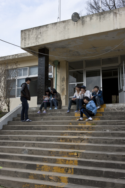 &raquo; 지난 11월8일 충북 제천의 ‘꽃피는학교’ 학생들이 점심시간 운동장 주변에 모여 이야기를 나누고 있다. 한겨레21 박승화