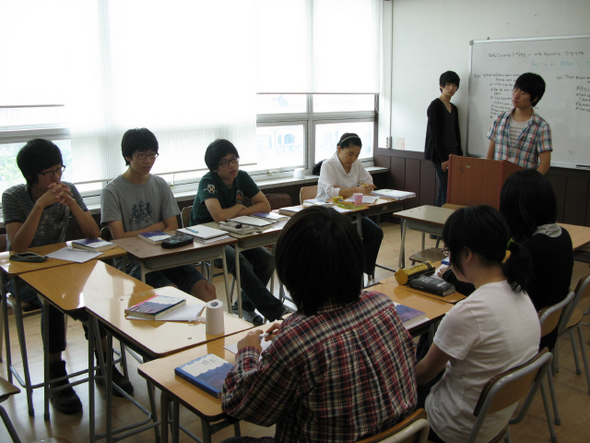 &raquo; 대안학교의 특색 가운데 하나가 독서토론이 활성화돼 있다는 것이다. 경기도 고양의 대안학교 ‘다산학교’ 학생들의 독서 세미나 모습. 한겨레 자료