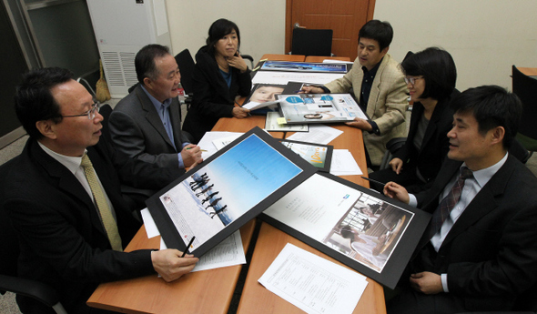 ‘2011 한겨레 광고대상’ 심사위원들이 지난 14일 저녁 서울 마포구 공덕동 한겨레신문사 3층 청암홀에서 출품작들을 펼쳐놓고 의견을 나누고 있다. 사진 왼쪽부터 시계방향으로 김민기 숭실대 교수, 예종석 한양대 교수(심사위원장), 이화자 호남대 교수, 한상필 한양대 교수, 천현숙 세명대 교수, 김병희 서원대 교수 .  류우종 기자 <A href="mailto:wjryu@hani.co.kr">wjryu@hani.co.kr</A>