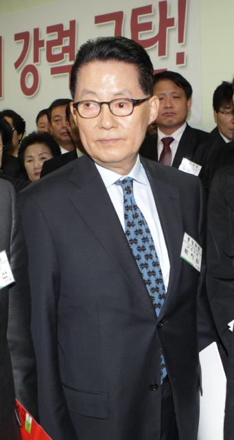 박지원 전 민주당 원내대표가 지난 23일 서울 영등포 당사에서 열린 중앙위원회에 참석해 국민의례를 하고 있다.  강창광 기자 chang@hani.co.kr